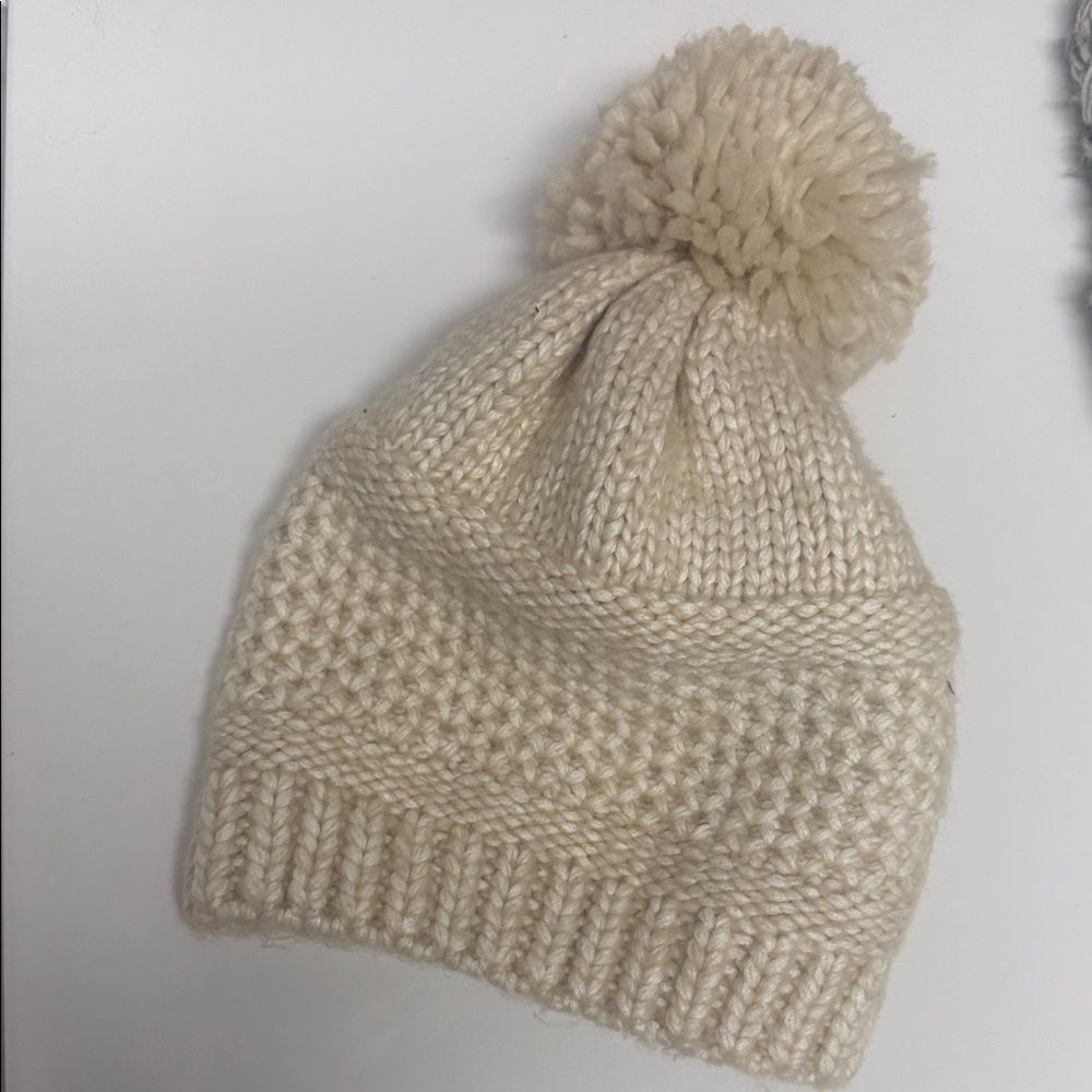 Cozy Cream Knit Pom-Pom Beanie BRAND NEW Fur Ball Top Winter Accessory